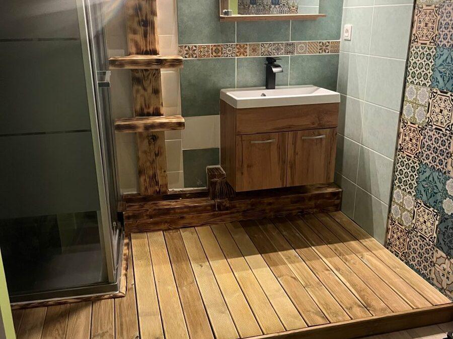 Réalisation d’une estrade en bois dans une salle de bain