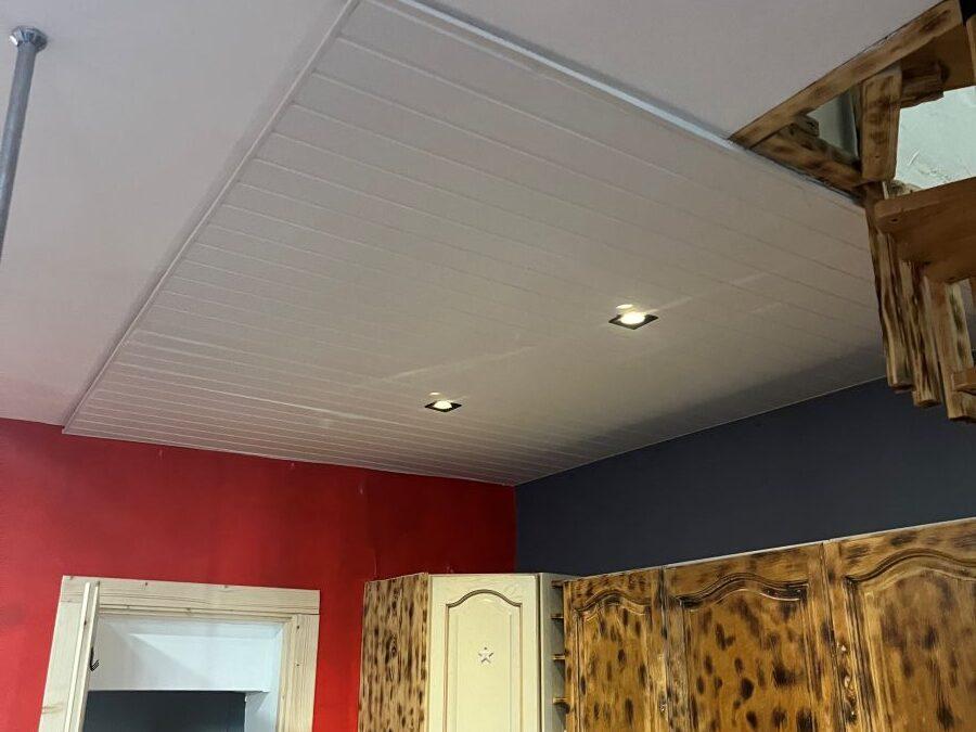 Réalisation d’un faux plafond en lambris PVC